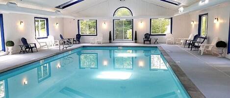 Una piscina cubierta, una piscina climatizada