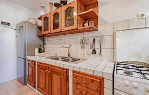 Fridge, stovetop