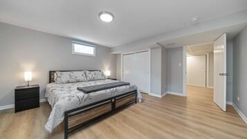 5 habitaciones, tabla de planchar con plancha y cuna de viaje