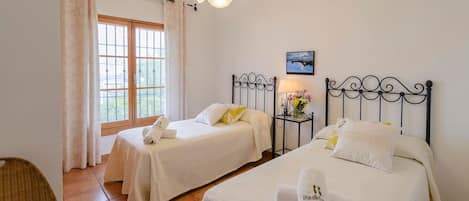 2 bedrooms, iron/ironing board, WiFi