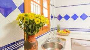 Jääkaappi, mikroaaltouuni, liesi, astianpesukone