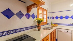 Frigorífico, microondas, placa de cocina y lavavajillas