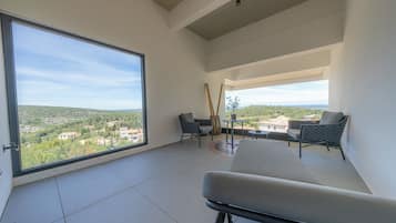 Habitación triple de lujo, 1 habitación, no fumadores, vistas al mar | Terraza o patio