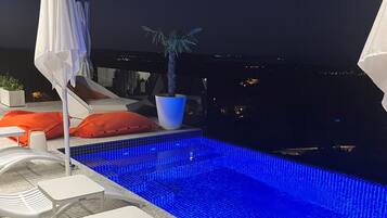 Kolam renang outdoor musiman, dengan payung kolam renang