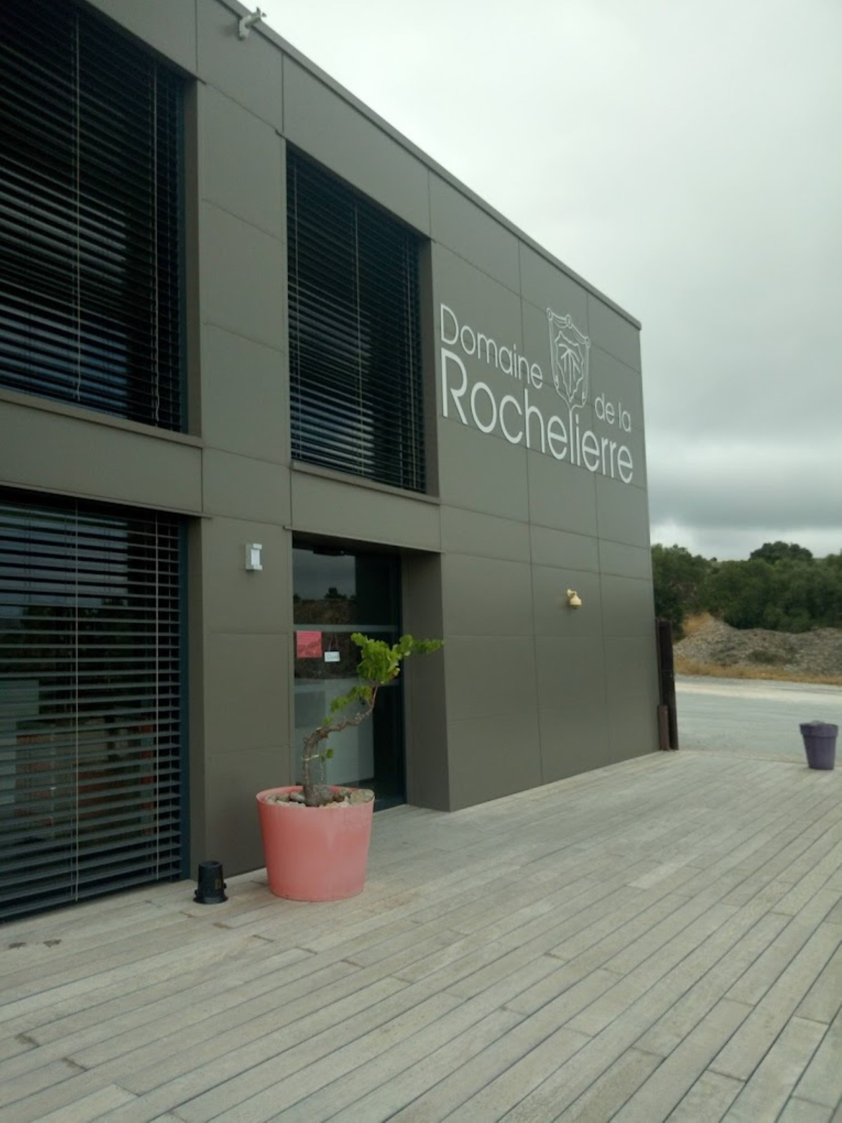 Un bâtiment moderne portant l’inscription « Domaine de la Rocheferrière ».
