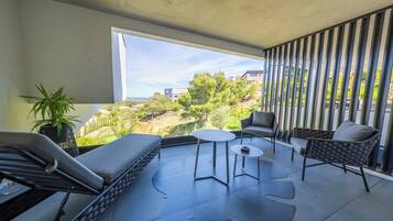 Kamar Mewah, 1 Tempat Tidur King, teras, menghadap laut | Seprai Frette Italia, seprai premium, dan selimut bulu angsa