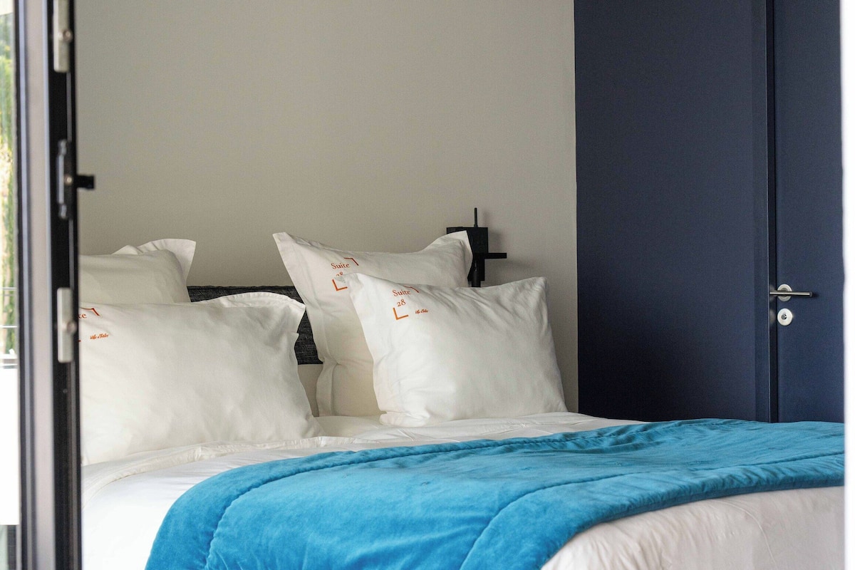Habitación de lujo, 1 cama King size, Terraza, frente al mar | Sábanas italianas Frette, ropa de cama de alta calidad y edredón