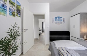 3 bedrooms, travel crib, free WiFi, bed sheets - Gorgeous home in Vodice with kitchen (Vodice)