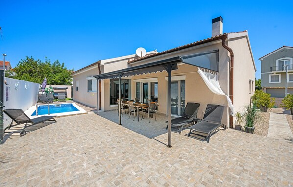 Outdoor dining - Gorgeous home in Vodice with kitchen (Vodice)