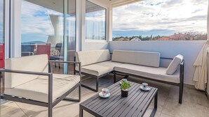 A balcony with a sofa, chairs, and a table. - Cozy home in Brodarica (Brodarica)