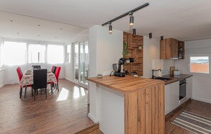 Fridge, oven, stovetop, coffee/tea maker