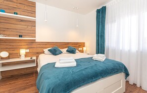 3 bedrooms, travel cot, free WiFi, bed sheets