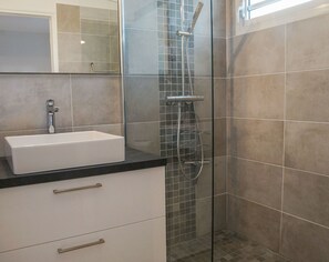 Een douche, een haardroger, handdoeken