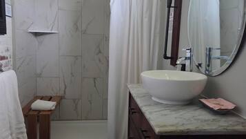 Douche, séchoir à cheveux, serviettes fournies, savon