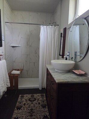 Shower, hair dryer, towels, soap - 1-bedroom apartment just 12 minutes drive to Nissan Stadium (Nashville)
