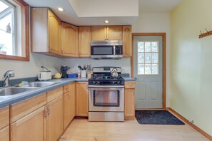 Fridge, microwave, stovetop, coffee/tea maker - Westmont Home w/ Hot Tub! Walk to Metra Station (Westmont)