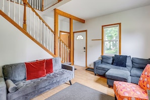 TV, table football - Westmont Home w/ Hot Tub! Walk to Metra Station (Westmont)