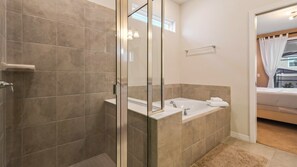 Badewanne, Haartrockner, Handtücher