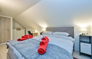 2 bedrooms, travel crib, free WiFi, bed sheets