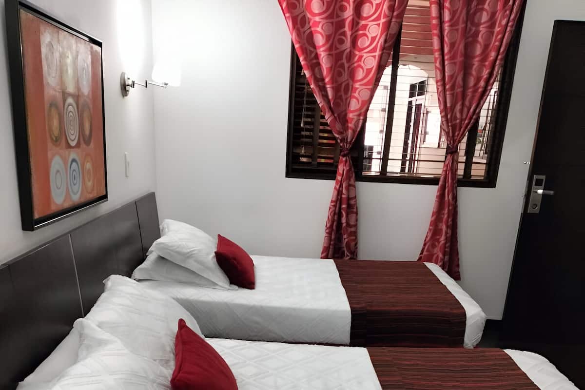Habitacion Deluxe Doble, dos camas | 低刺激性寝具、羽毛の掛け布団、低反発ベッド、ミニバー