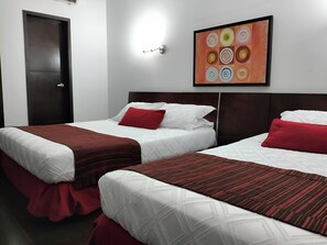 Habitacion Deluxe Doble, dos camas | Allergitestet sengetøy, dundyner, memory foam-senger og minibar