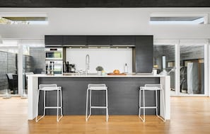 Réfrigérateur, plaque de cuisson, lave-vaisselle, cafetiÚre/bouilloire