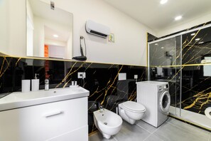 Ducha, secador de pelo, bidé y toallas