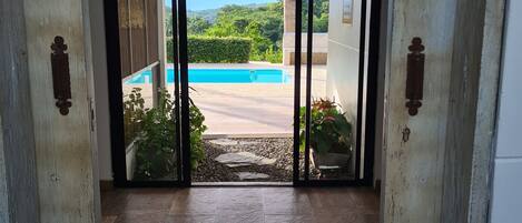 المنشأة من الداخل