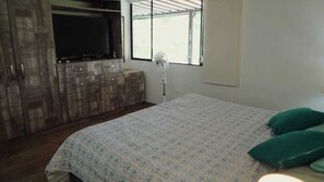 4 bedrooms, desk, free WiFi, bed sheets