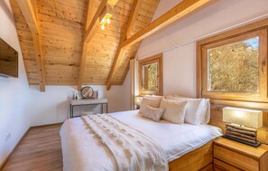 4 bedrooms, travel cot, free WiFi, bed sheets - Awesome home in Barlete with kitchen (Barlete)