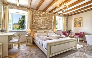 4 bedrooms, travel cot, free WiFi, bed sheets