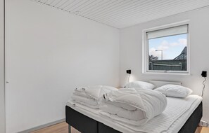 3 habitaciones, tabla de planchar con plancha y cuna de viaje 