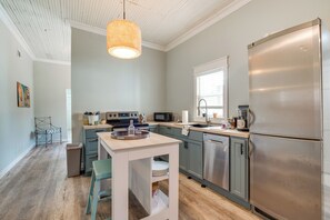 Réfrigérateur, micro-ondes, plaque de cuisson, lave-vaisselle