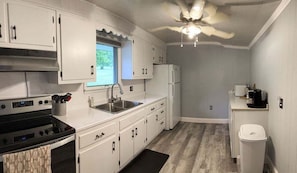 Jääkaappi, mikroaaltouuni, uuni, liesi