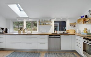 Réfrigérateur, plaque de cuisson, lave-vaisselle, cafetiÚre/bouilloire