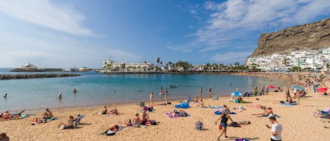 På stranden