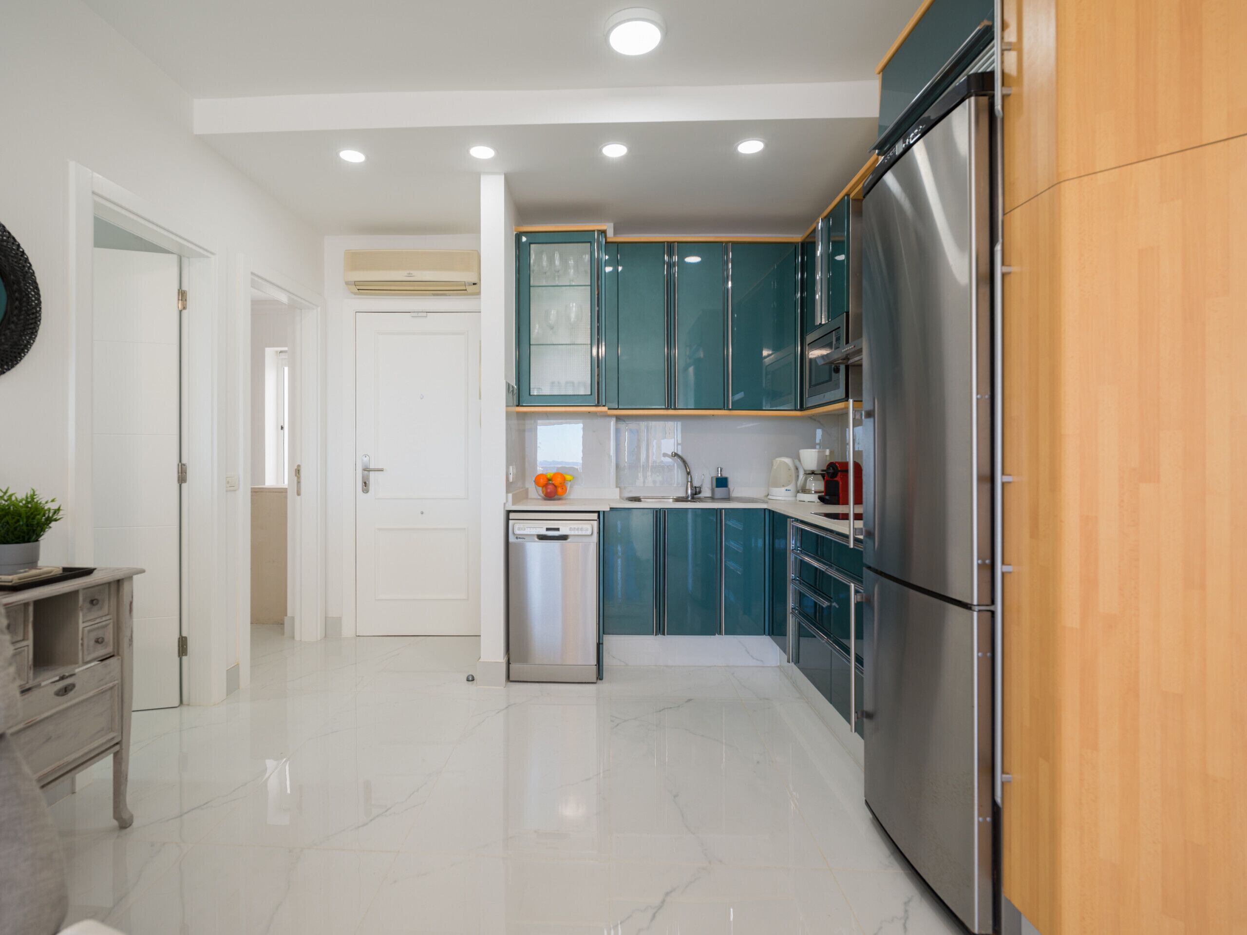 Frigorífico, microondas, horno y placa de cocina