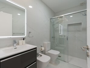 Douche, sĂšche-cheveux, serviettes fournies