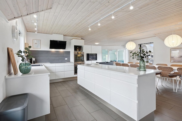 Køleskab, kogeplade, opvaskemaskine, kaffe-/temaskine