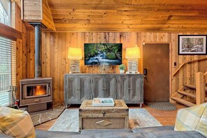 Smart TV, fireplace, books, offices - Cabin w/OutdoorKitchen+Firepit+HotTub-8mn to Helen (Sautee Nacoochee)