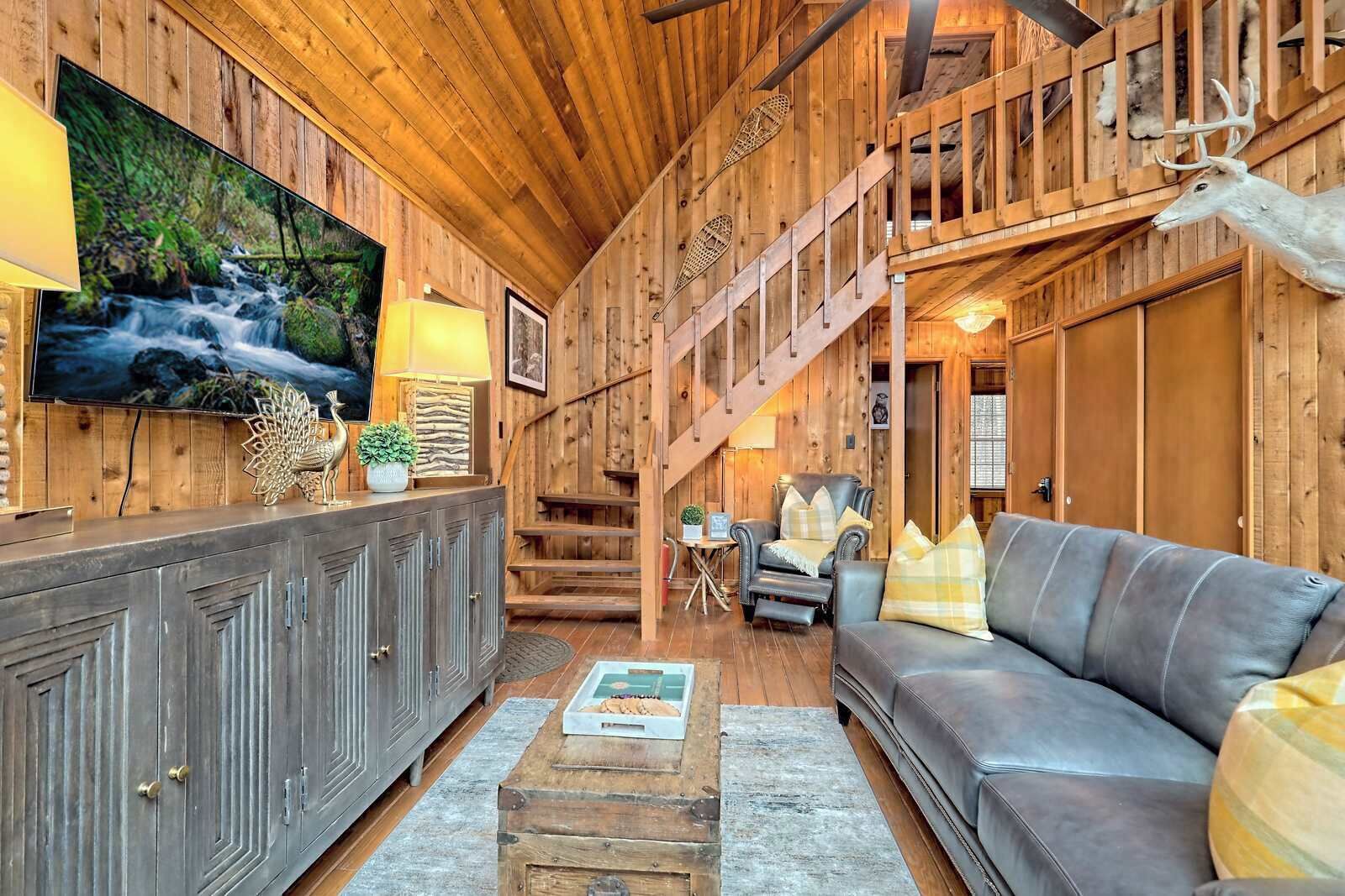 Smart-TV, Kamin, Bücher, Arbeitsbereiche