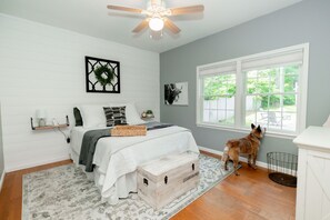 4 slaapkamers, een bureau, een strijkplank/strijkijzer, wifi