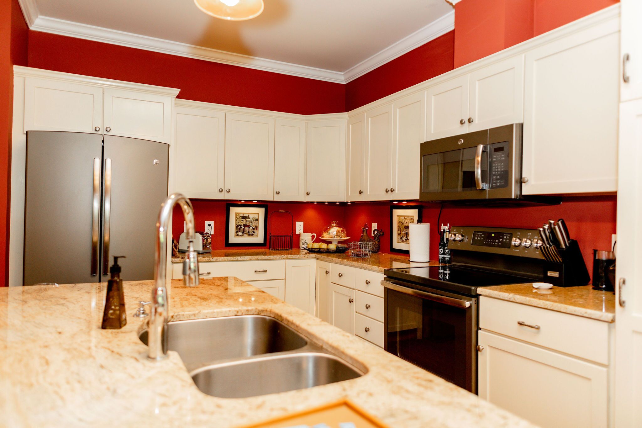 Kylskåp, mikrovågsugn, ugn och spishäll