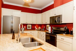 Kylskåp, mikrovågsugn, ugn och spishäll