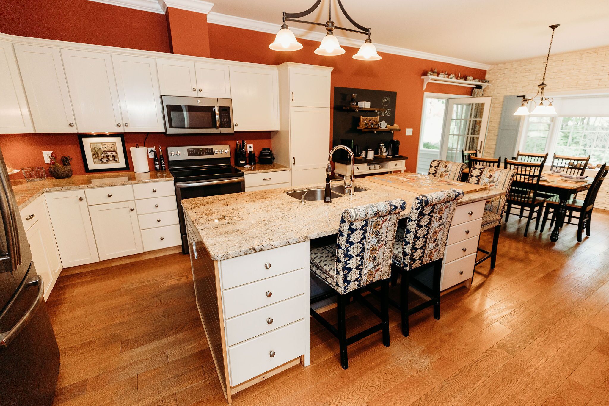 Kylskåp, mikrovågsugn, ugn och spishäll