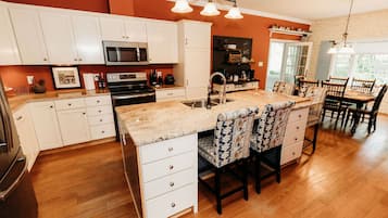 Kylskåp, mikrovågsugn, ugn och spishäll