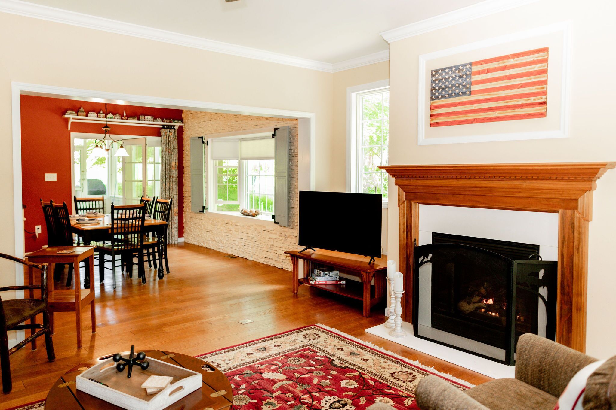 Smart TV, caminetto, tavolo da ping pong, biblioteca musicale