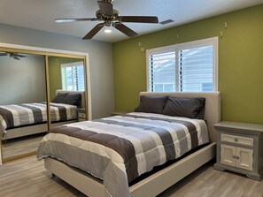 4 Schlafzimmer, Zimmersafe, Schreibtisch, Bügeleisen/Bügelbrett