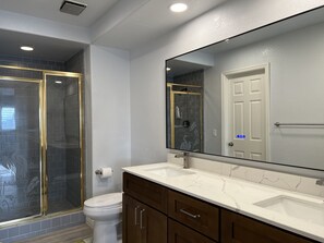 Dusche, Whirlpool, Haartrockner, Handtücher