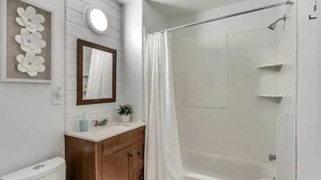 Secadora de cabello, toallas, jabón, shampoo